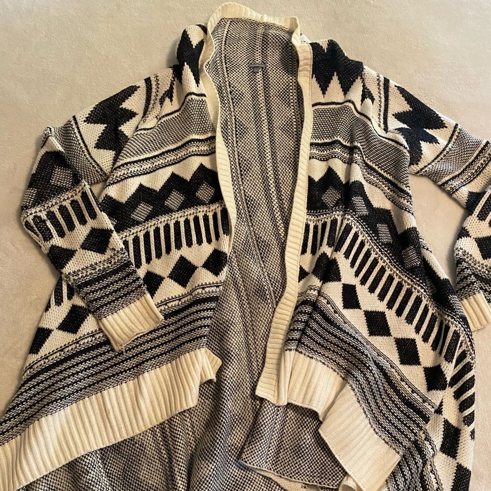 Long cardigan sweater with cute print.
